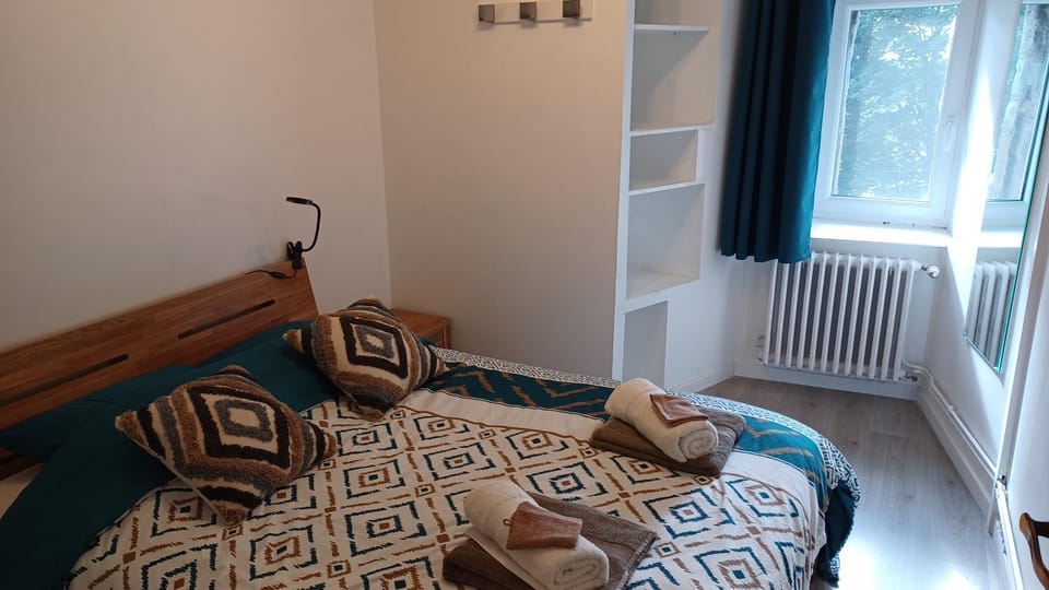 Bed, Photo of the whole room, Bedroom, towels