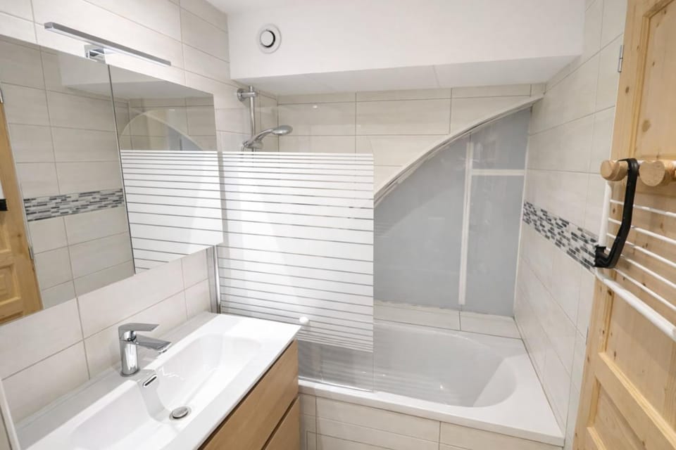 Cozy retreat just steps from the slopes Apartment in Briançon