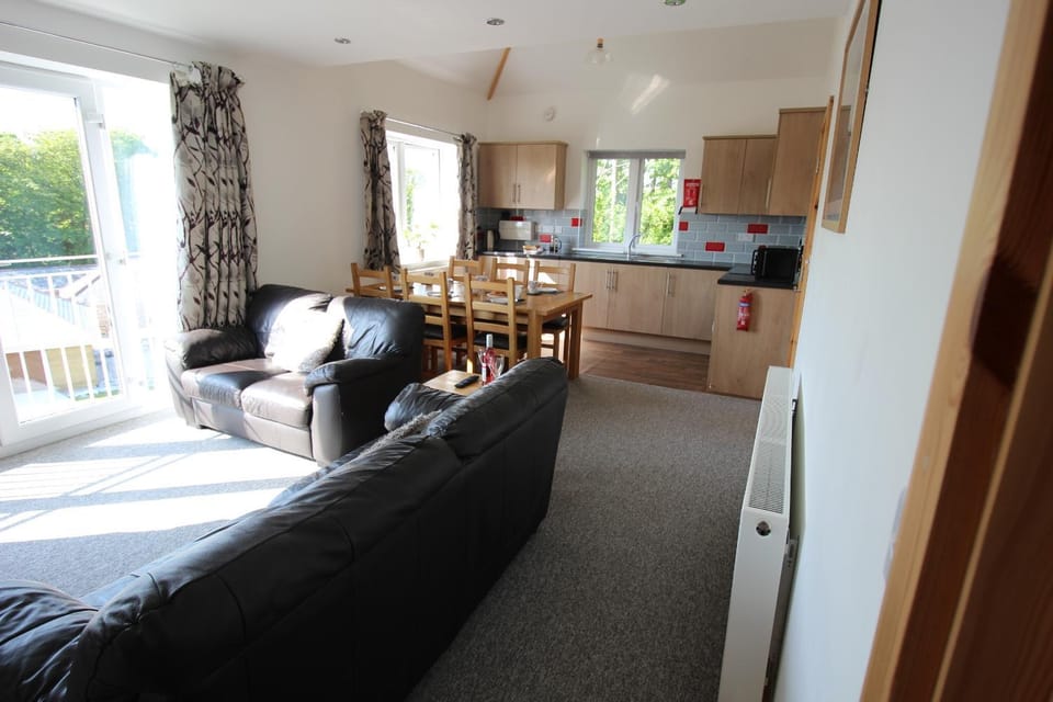 Living room, Seating area, Dining area, oven