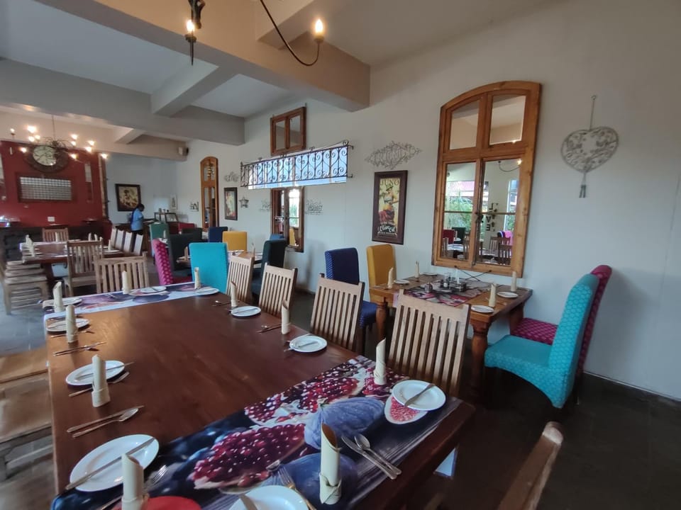 Restaurant/places to eat, Seating area, Dining area