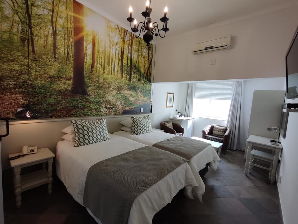 Bed, Seating area, Bedroom, air conditioner