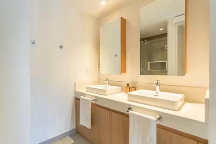 Bathroom, towels