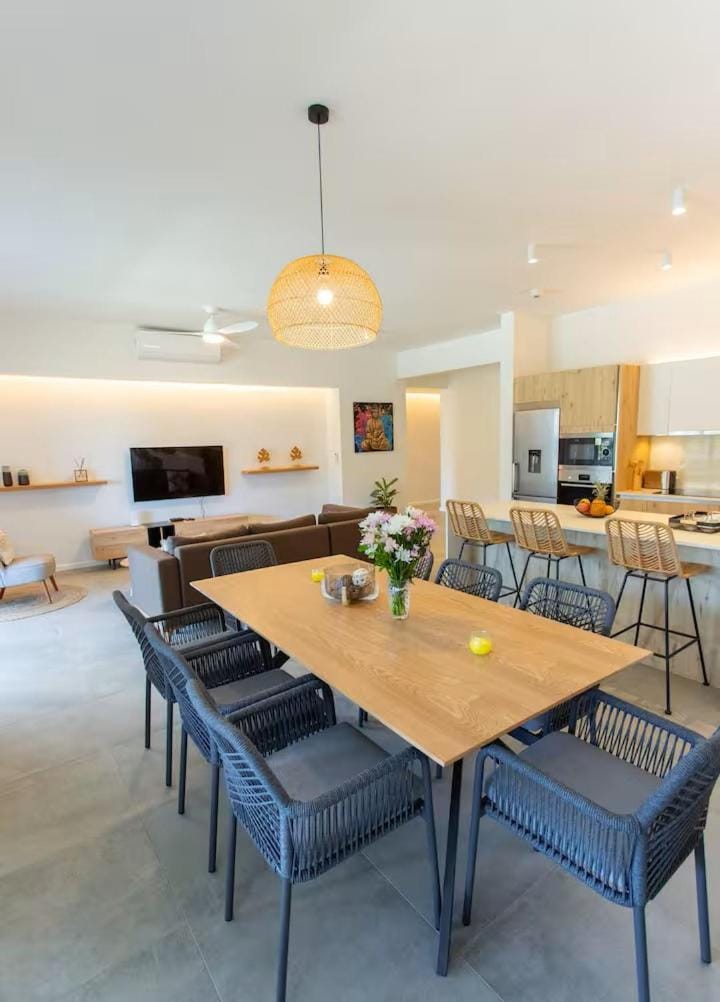 Communal lounge/ TV room, TV and multimedia, Kitchen or kitchenette, Living room, Seating area, Dining area