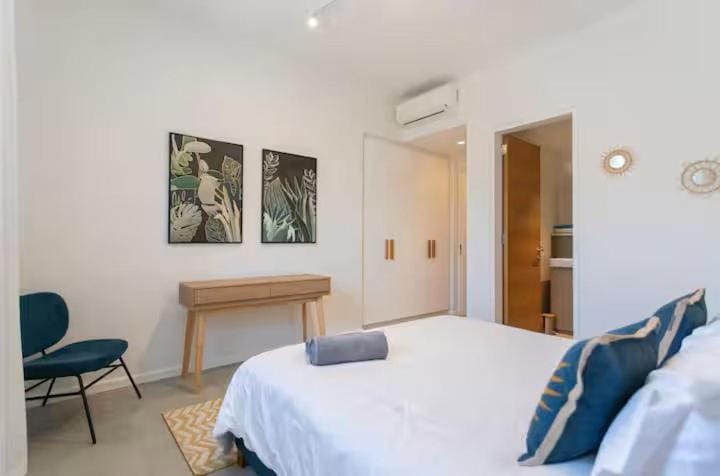Bed, Photo of the whole room, Bedroom, air conditioner