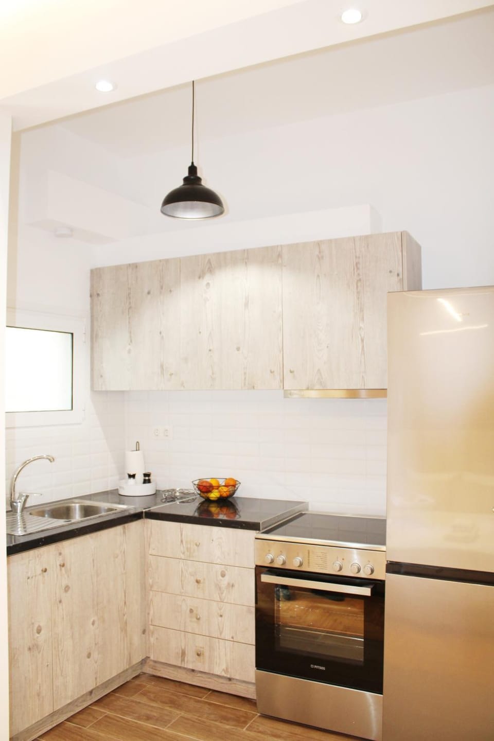 Kitchen or kitchenette, minibar, stove