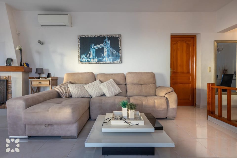 Living room, Seating area, Dining area, air conditioner