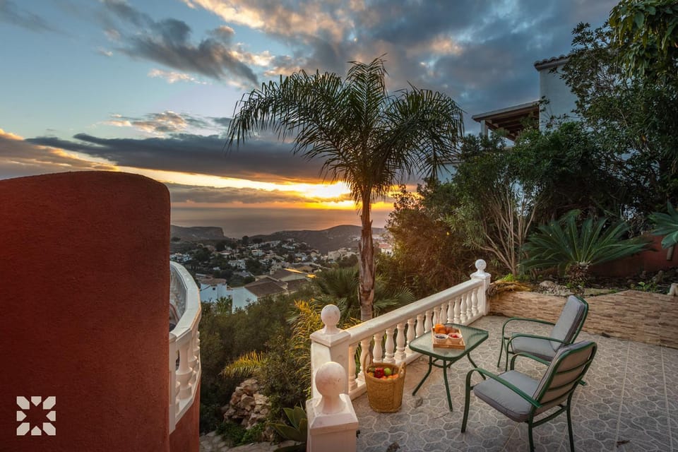 Patio, Day, Natural landscape, View (from property/room), Balcony/Terrace, Dining area, Mountain view, Sunrise, Sunset