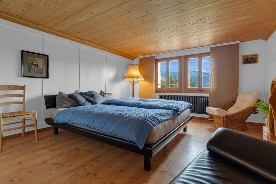 Bed, Photo of the whole room, Seating area, Bedroom