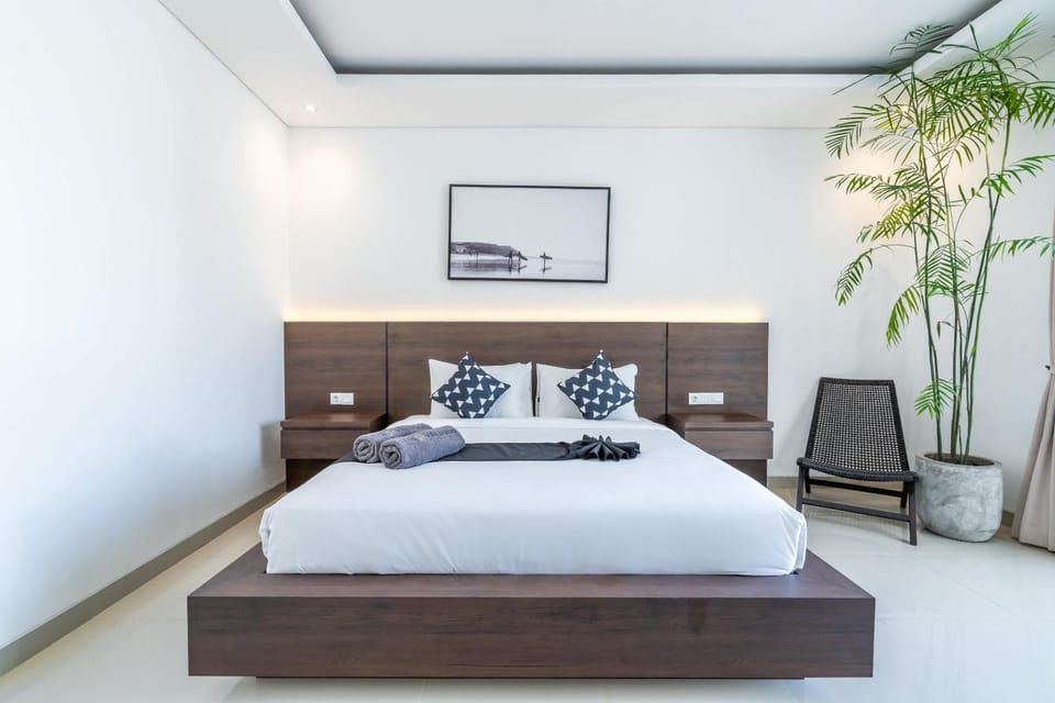 Bed, Photo of the whole room, Seating area, Bedroom, Family, towels