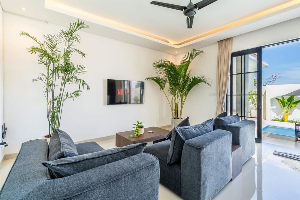 Communal lounge/ TV room, TV and multimedia, Living room, Seating area, Pool view, furniture