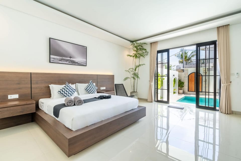 Bed, Photo of the whole room, Bedroom, Pool view, Family, furniture, towels