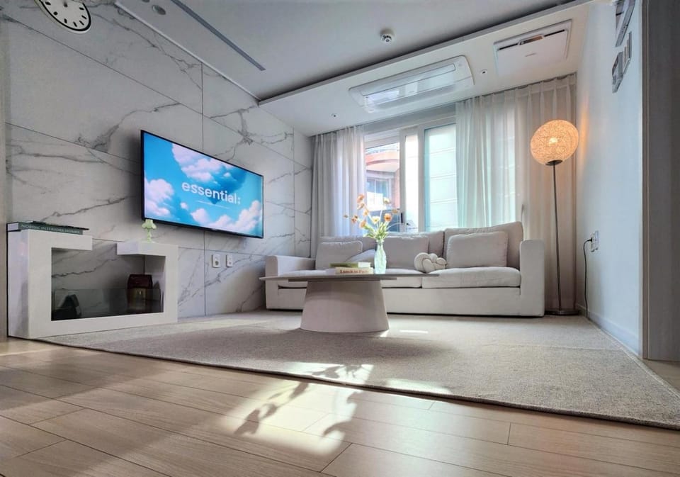 Communal lounge/ TV room, TV and multimedia, Living room, Seating area, Evening entertainment, air conditioner