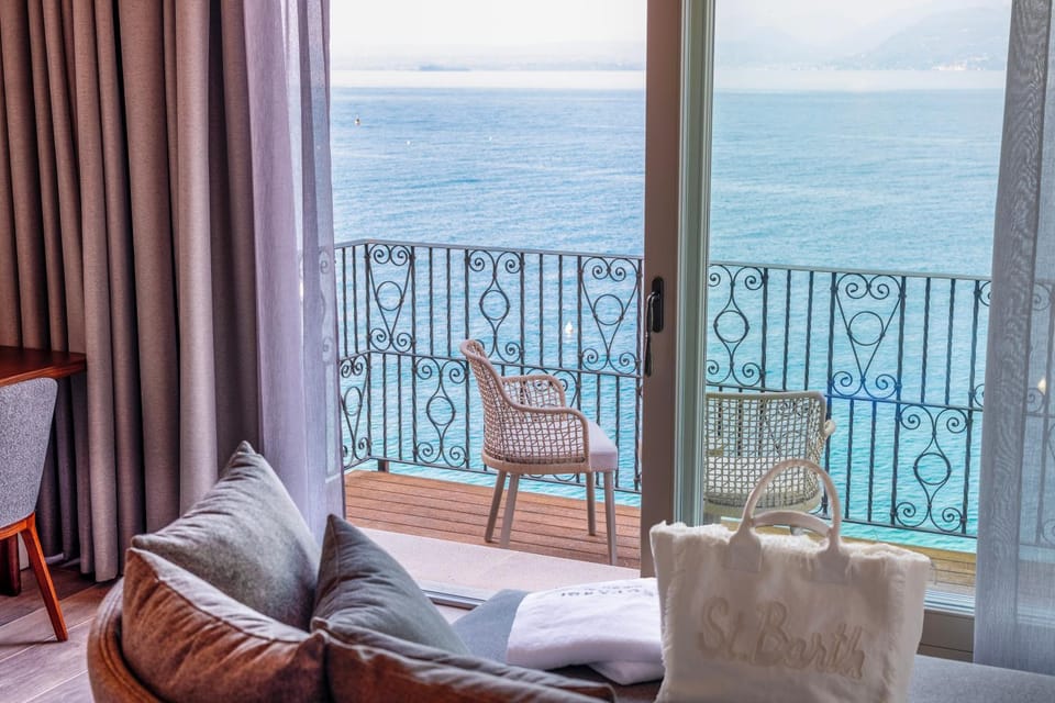 View (from property/room), Living room, Bedroom, Lake view