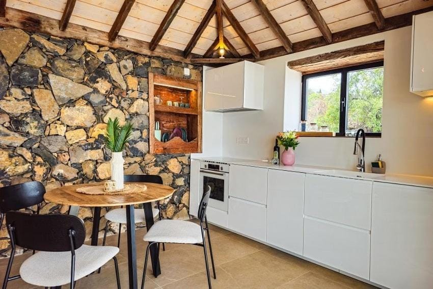 Kitchen or kitchenette, Dining area