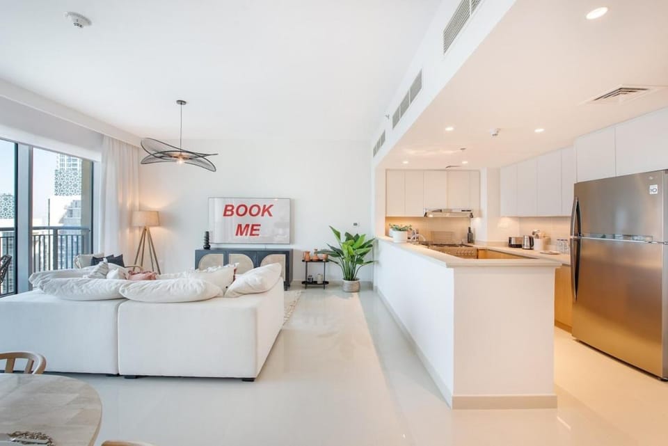 Free housekeeping visits during your stay - StayShort - Stylish Cozy 3-Bedroom Apartment with Harbour Views in Dubai Creek Harbour Apartment in Dubai