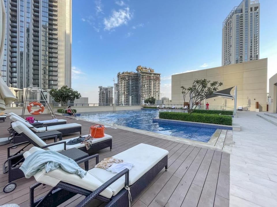 Free housekeeping visits during your stay - StayShort - Stylish Cozy 3-Bedroom Apartment with Harbour Views in Dubai Creek Harbour Apartment in Dubai