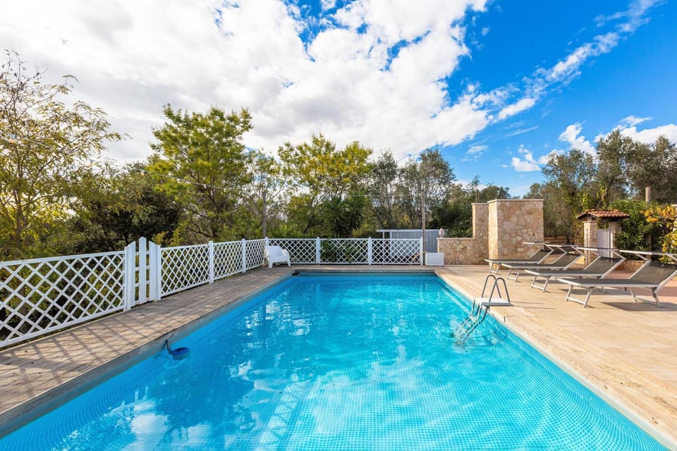 Swimming pool, sunbed
