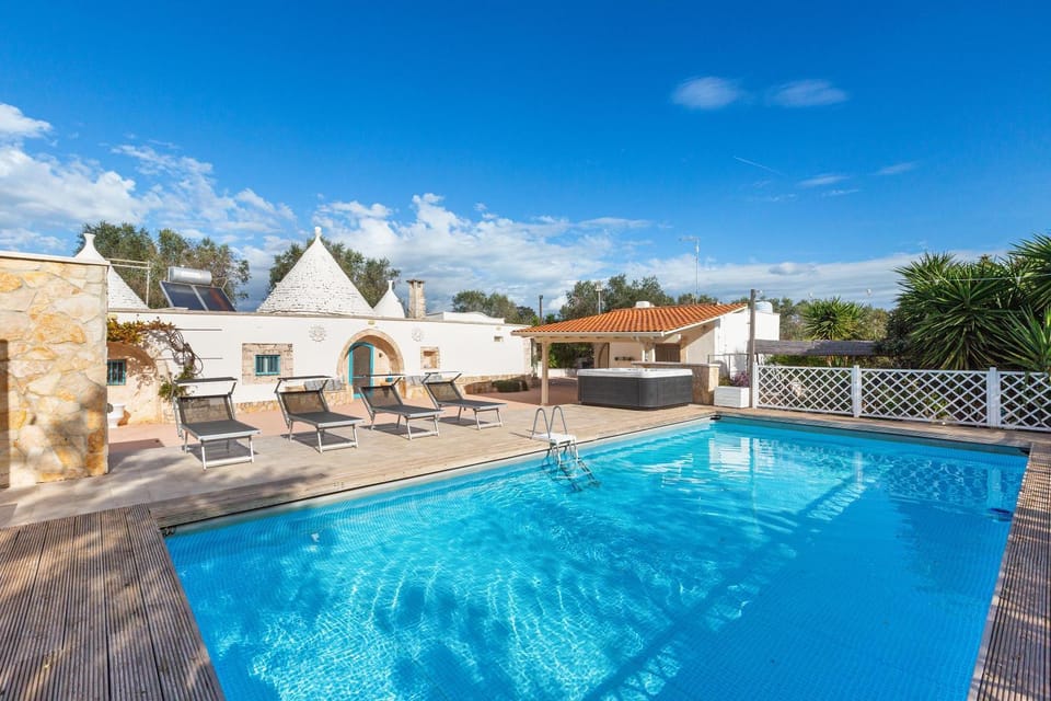 Property building, Swimming pool, sunbed