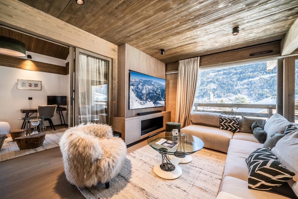 TV and multimedia, Living room, Seating area, Mountain view