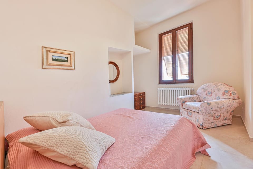 Bed, Living room, Photo of the whole room, Seating area, Bedroom