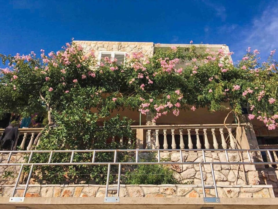 Property building, Day, Garden, Balcony/Terrace
