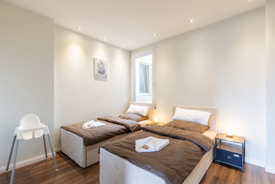 Bed, Bedroom, towels, towels
