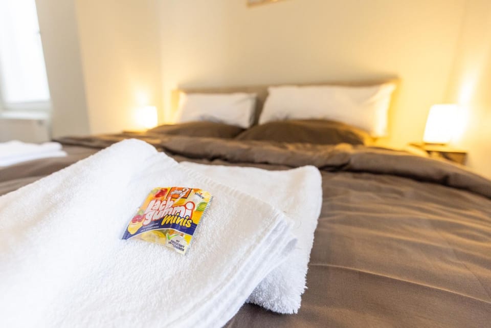 Bed, Bedroom, towels, towels