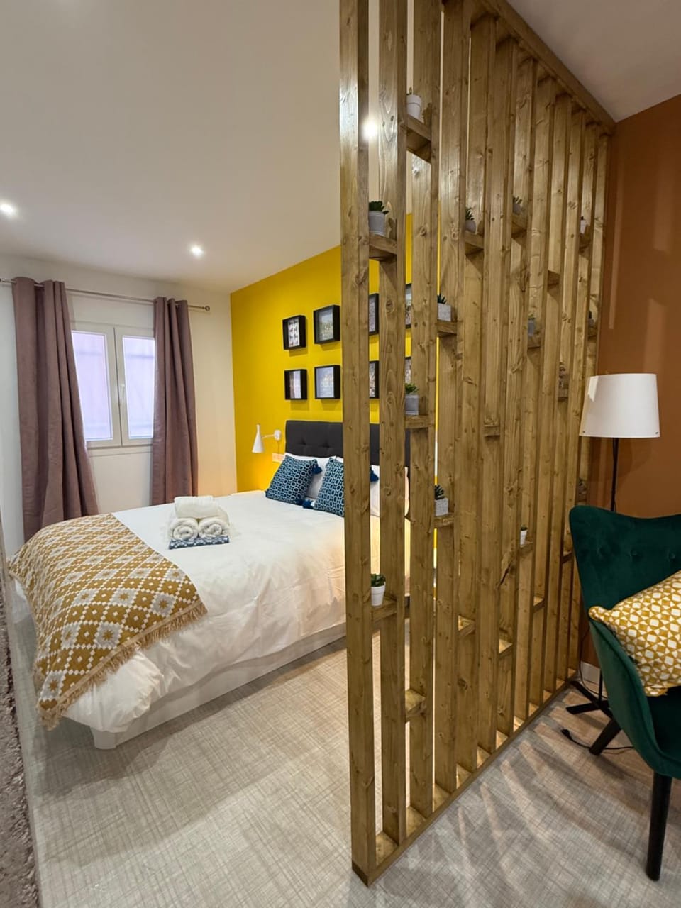 Bed, Photo of the whole room, Bedroom