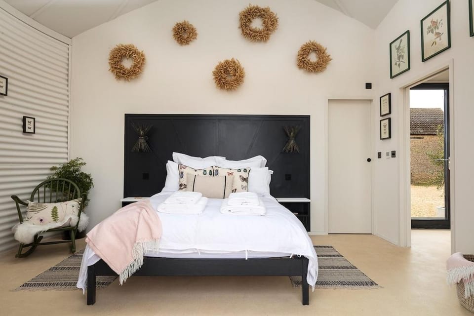 Bed, Bedroom, towels