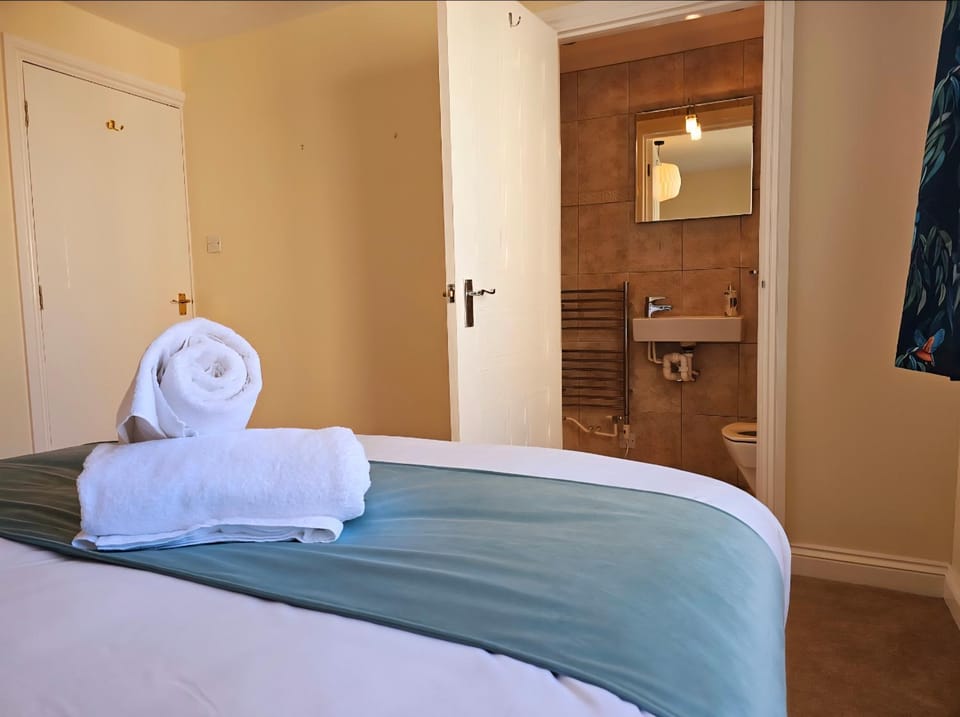 Bed, Bathroom, Photo of the whole room, Bedroom, towels