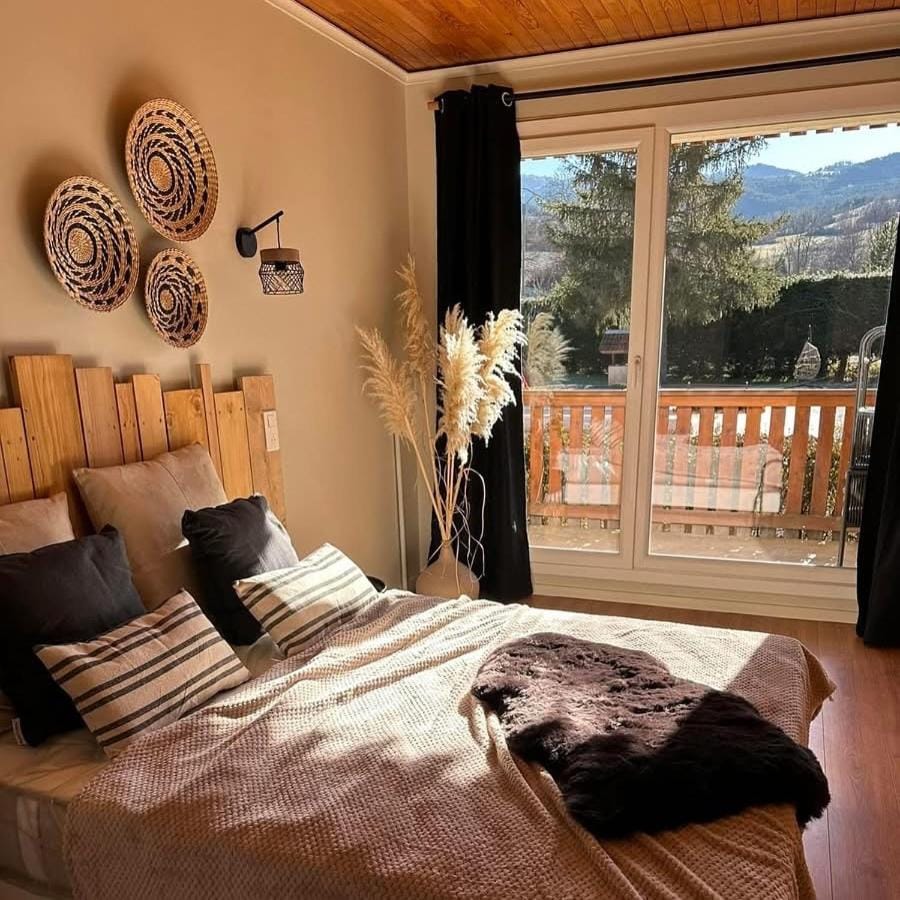 Natural landscape, Photo of the whole room, Bedroom, Mountain view