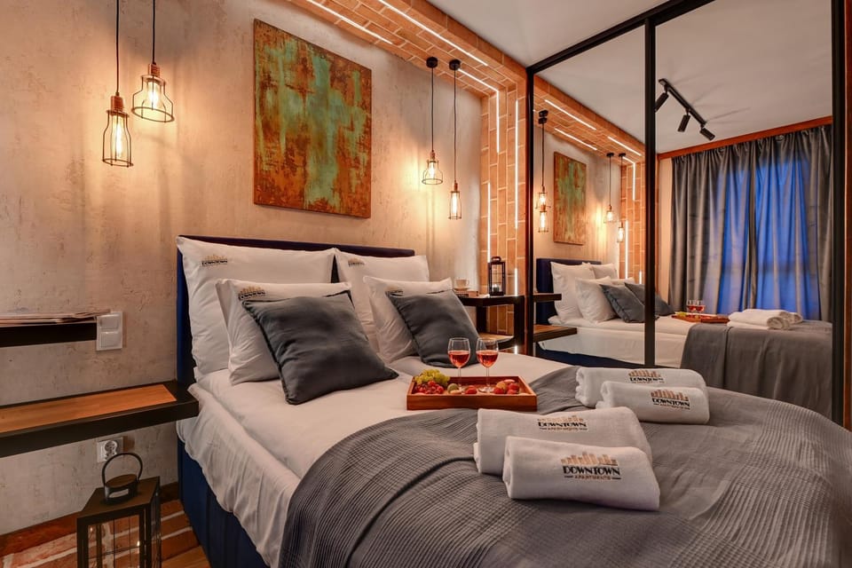 Bed, Food and drinks, Photo of the whole room, Seating area, Bedroom, Food, towels