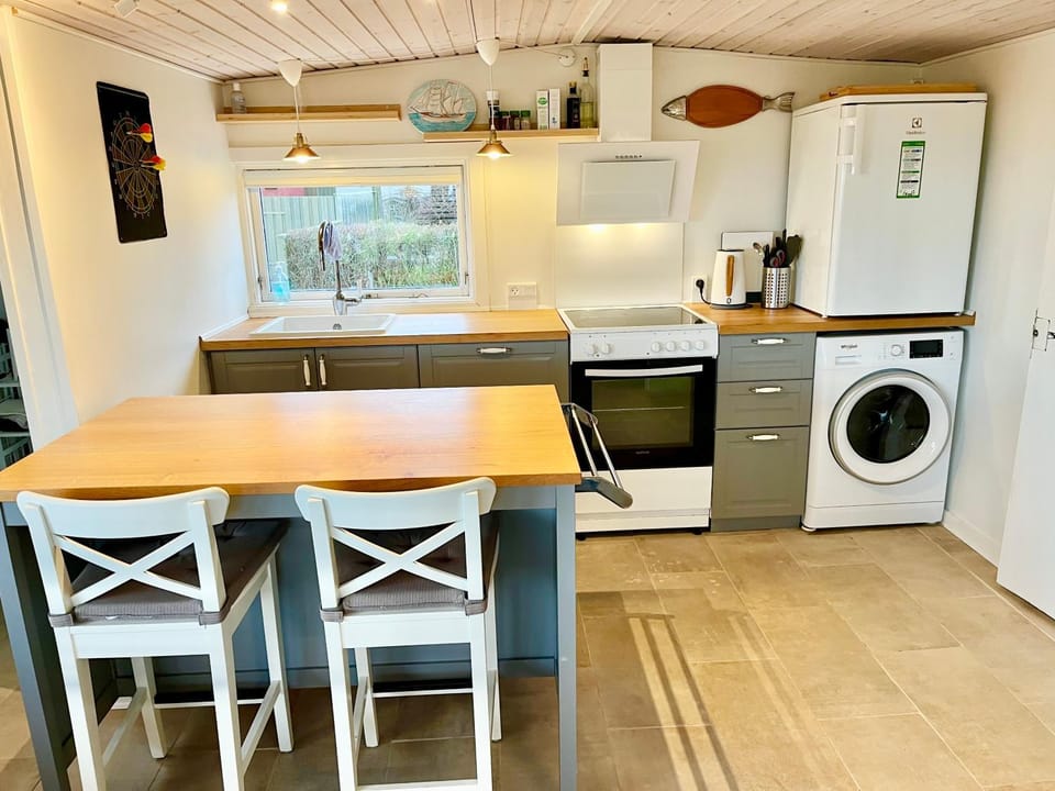 Kitchen or kitchenette, dishwasher, oven, washing machine