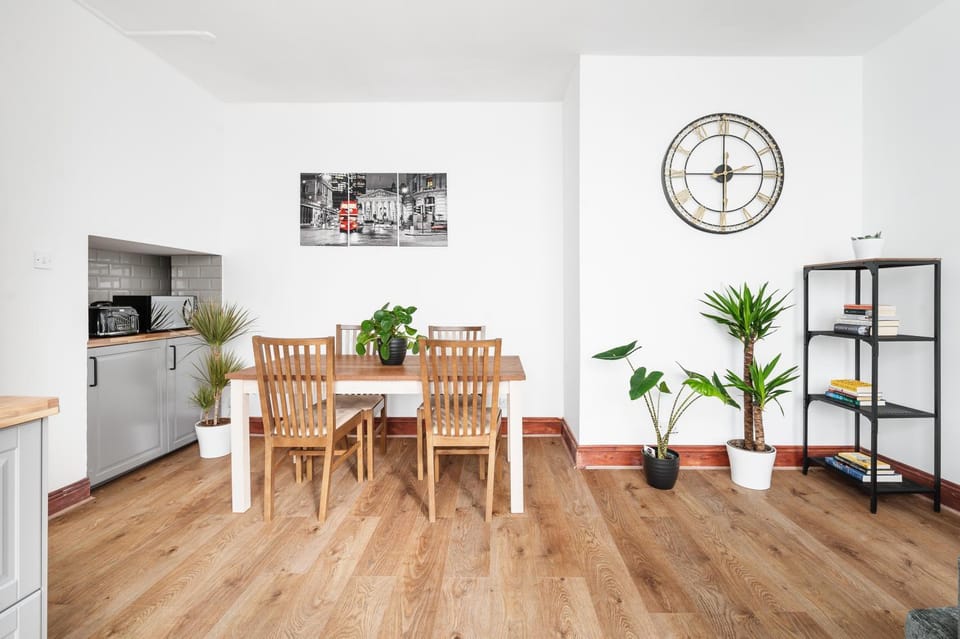 Kitchen or kitchenette, Dining area, minibar