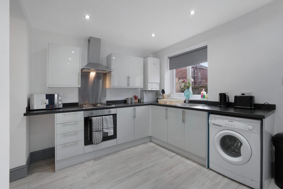 Kitchen or kitchenette, oven, stove, washing machine