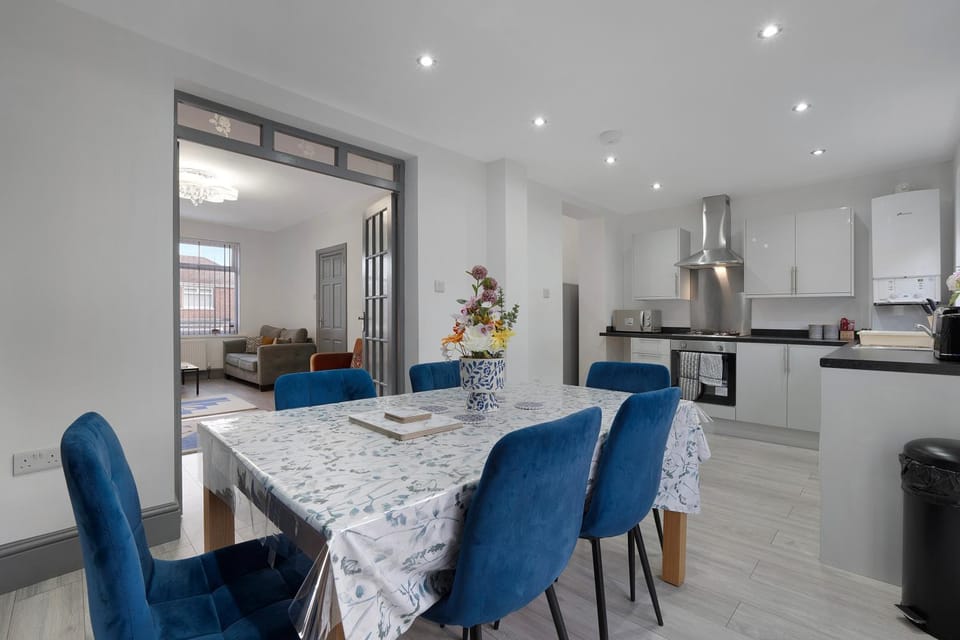 Kitchen or kitchenette, Dining area, stove