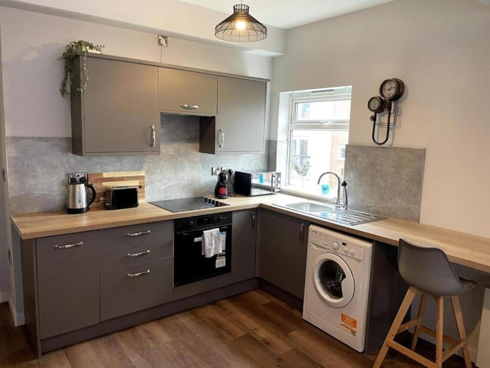 Coffee/tea facilities, Kitchen or kitchenette, Seating area, oven, stove, stove, toaster, toaster, washing machine, washing machine, kitchen, kitchen