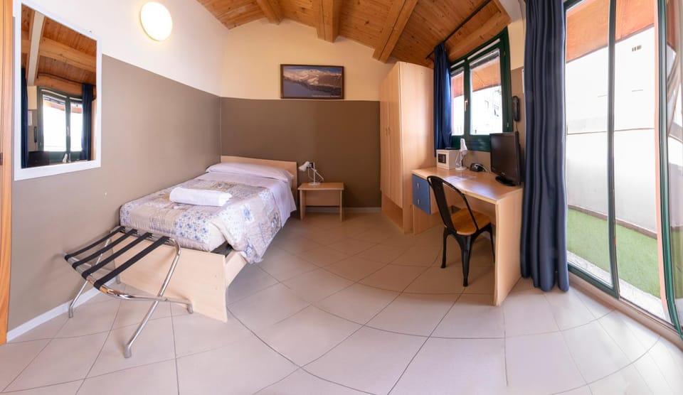TV and multimedia, Balcony/Terrace, Photo of the whole room, Bedroom