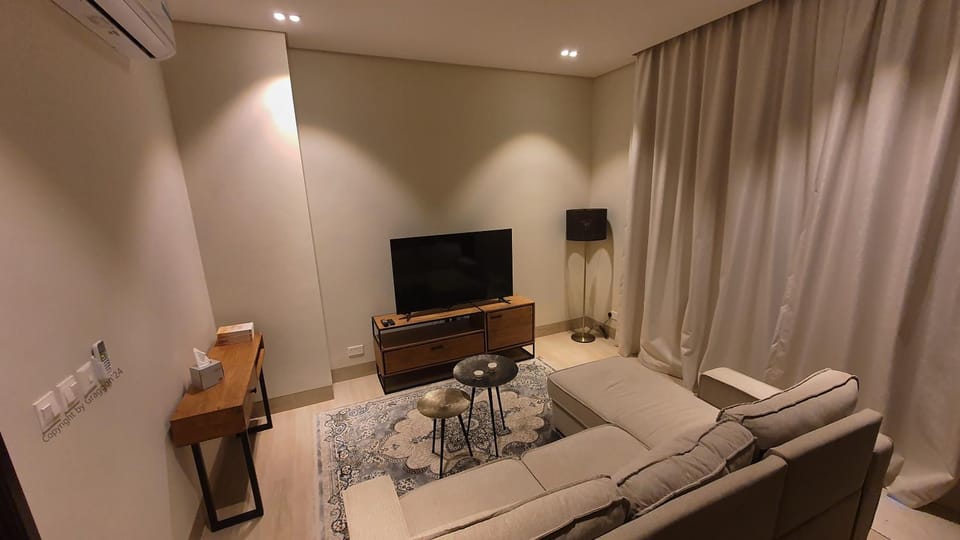 Communal lounge/ TV room, Bed, TV and multimedia, Living room, Photo of the whole room, Seating area, Evening entertainment, Bedroom