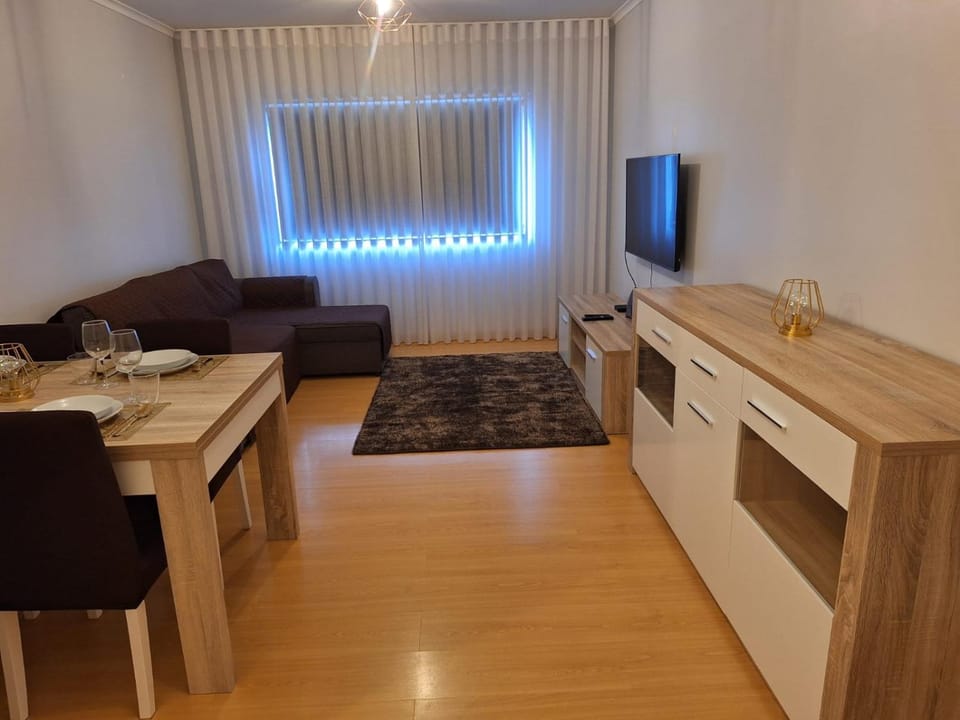 Communal lounge/ TV room, TV and multimedia, Living room, Seating area, Dining area