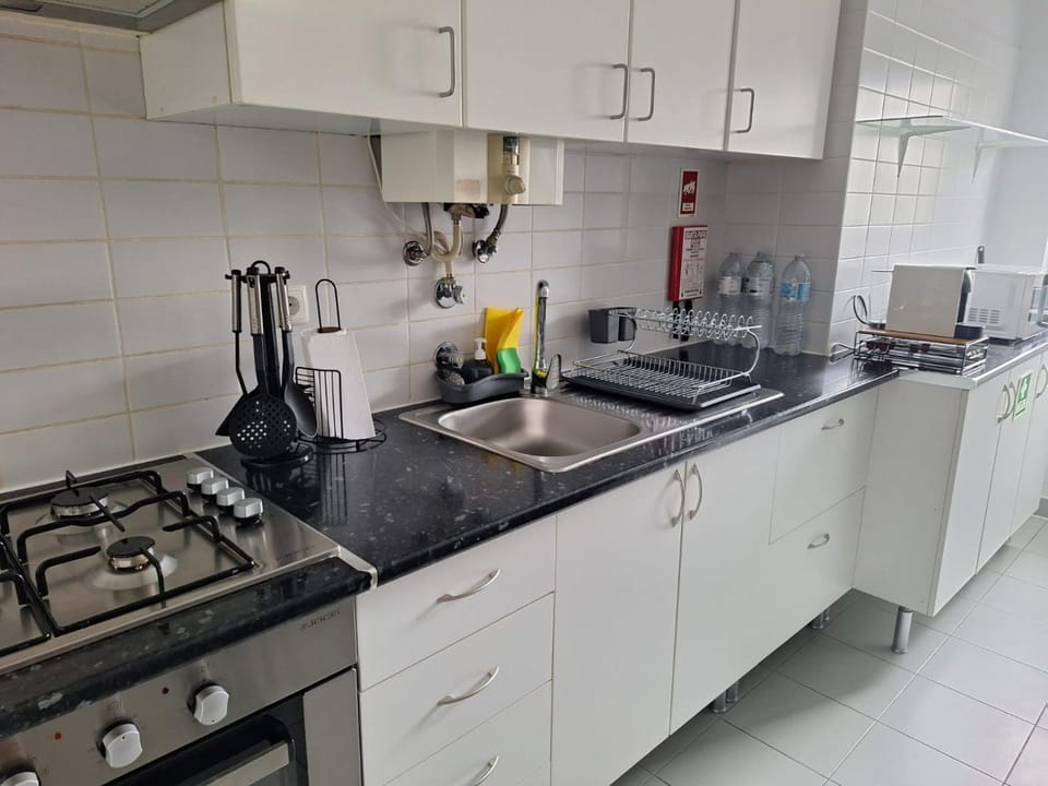 Coffee/tea facilities, Kitchen or kitchenette, stove