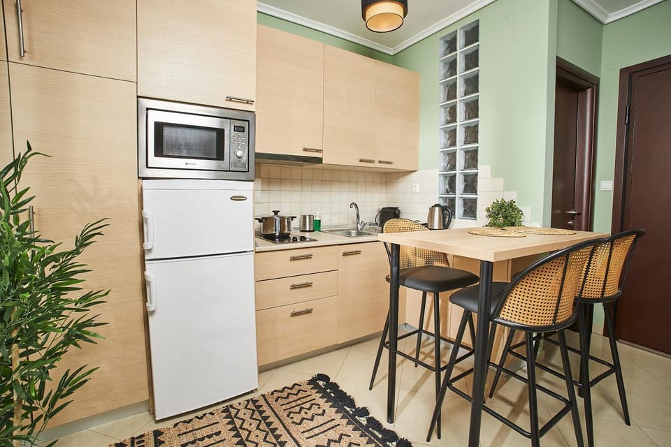 Coffee/tea facilities, Kitchen or kitchenette, Dining area, stove