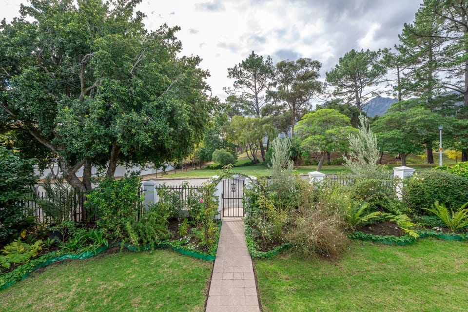 8 Sleeper, 4 Bedroom Home in Franschhoek House in Franschhoek