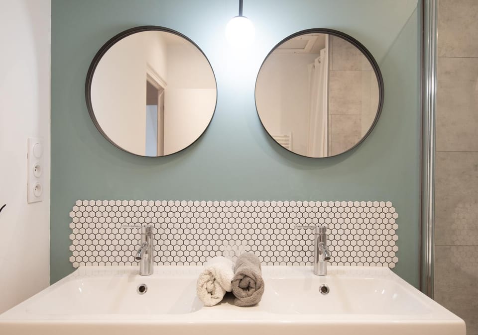 Bathroom, towels
