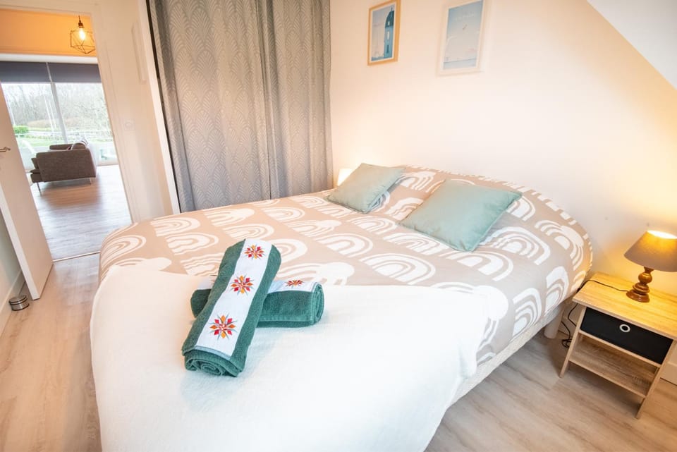 Bed, Bedroom, towels