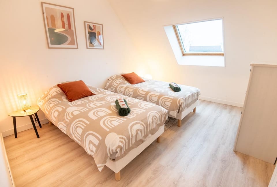 Bed, Bedroom, towels