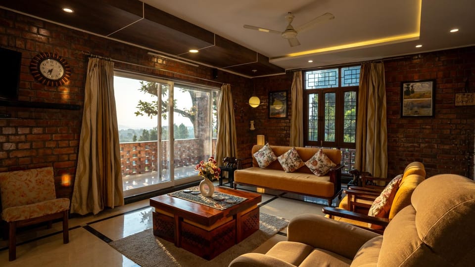 People, TV and multimedia, Living room, Seating area, group of guests, fireplace