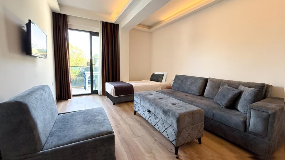 TV and multimedia, Balcony/Terrace, Living room, Seating area, Swimming pool