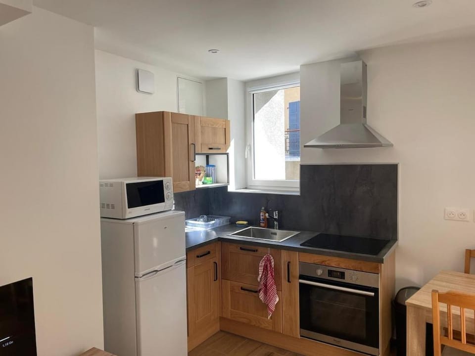 Dining area, oven, stove