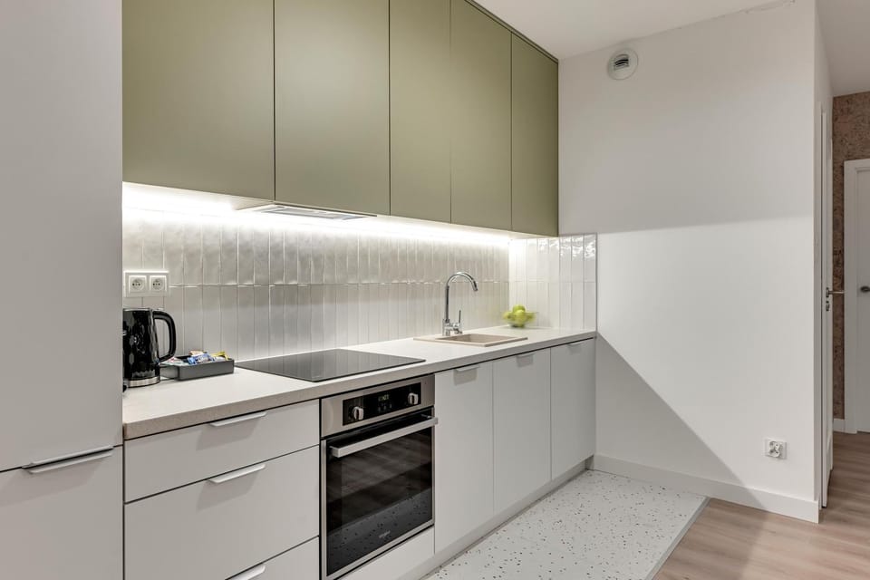 Kitchen or kitchenette, dishwasher, stove